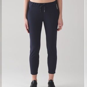 LULULEMON on the fly 7/8 pants size 6